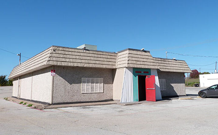 Pictures of Retail property located at 1002 S Great Southwest Parkway, Grand Prairie, TX 75051 for comps - image #1