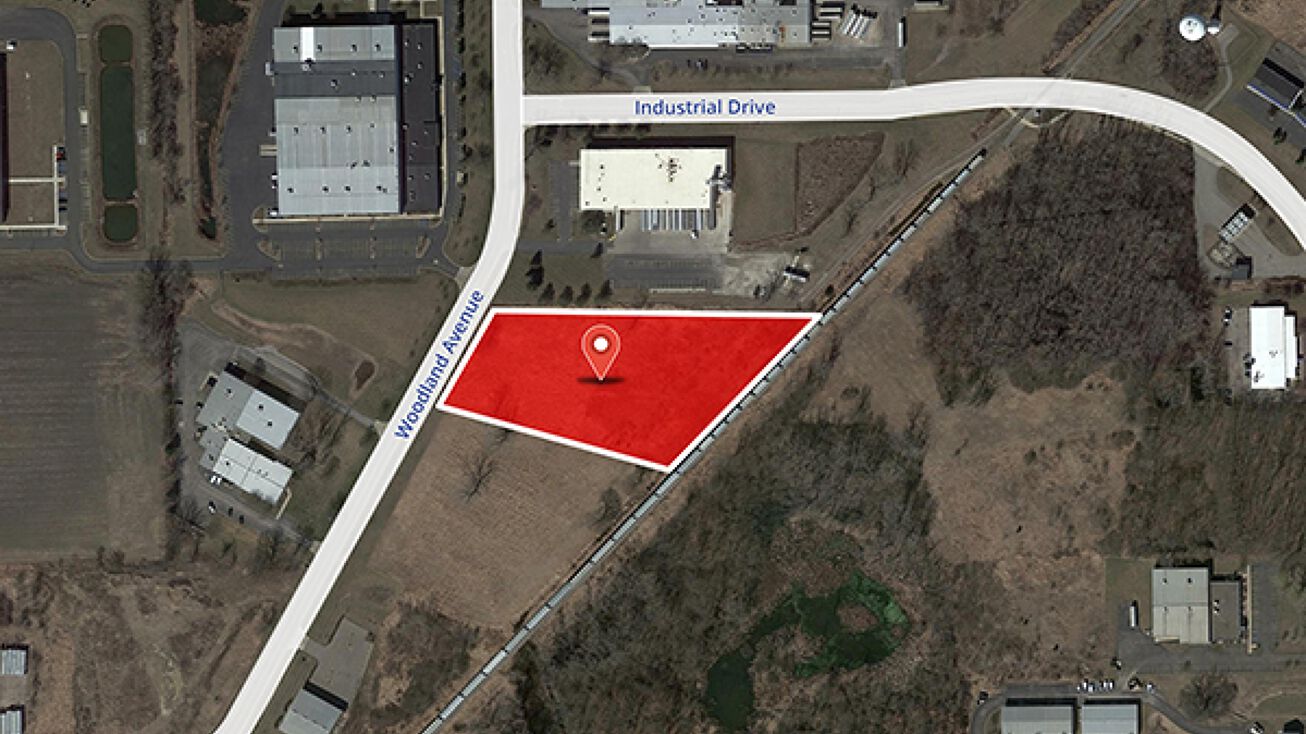 1370 Woodland Dr E, Saline, MI 48176