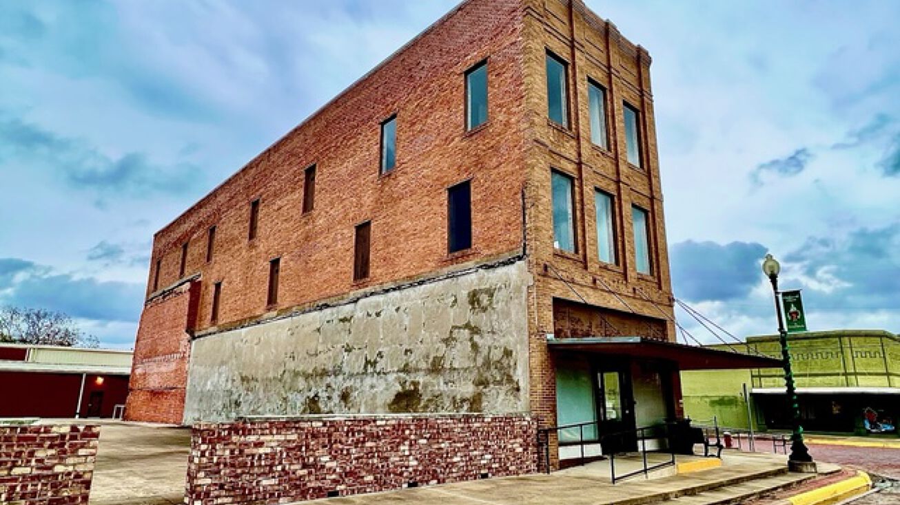 201 W Navasota St, Groesbeck, TX 76642