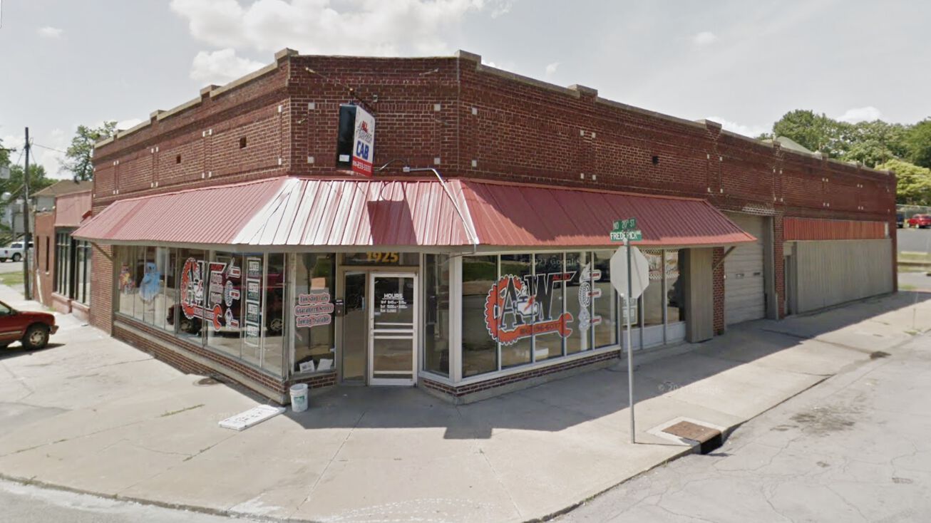 1925 Frederick Ave, St Joseph, MO 64501