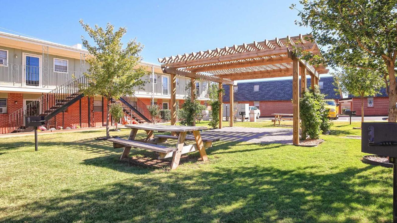 327 N Midwest Blvd, Midwest City, OK 73110