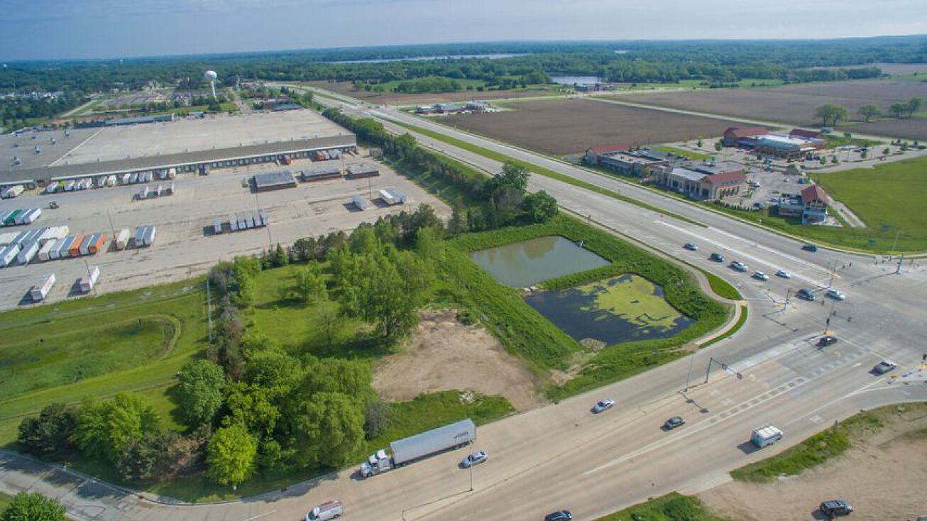 36250 Valley Rd, Oconomowoc, WI 53066