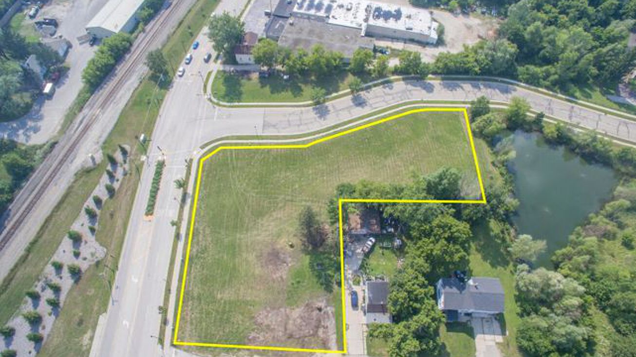 828 E Wisconsin Ave, Oconomowoc, WI 53066