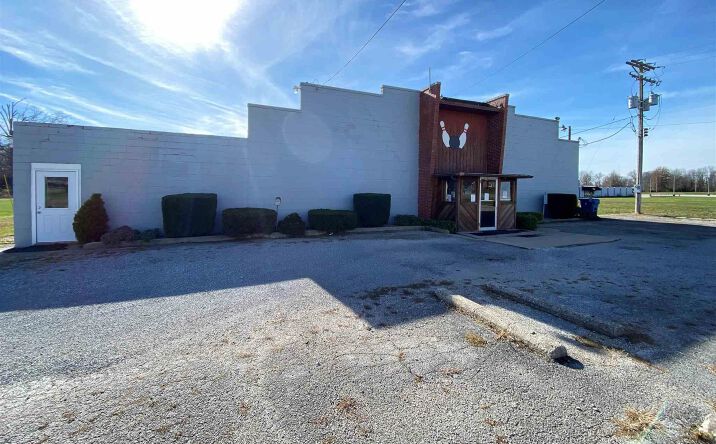 Pictures of Land property located at 927 W NORTH Avenue, Flora, IL 62839 for sales - image #1