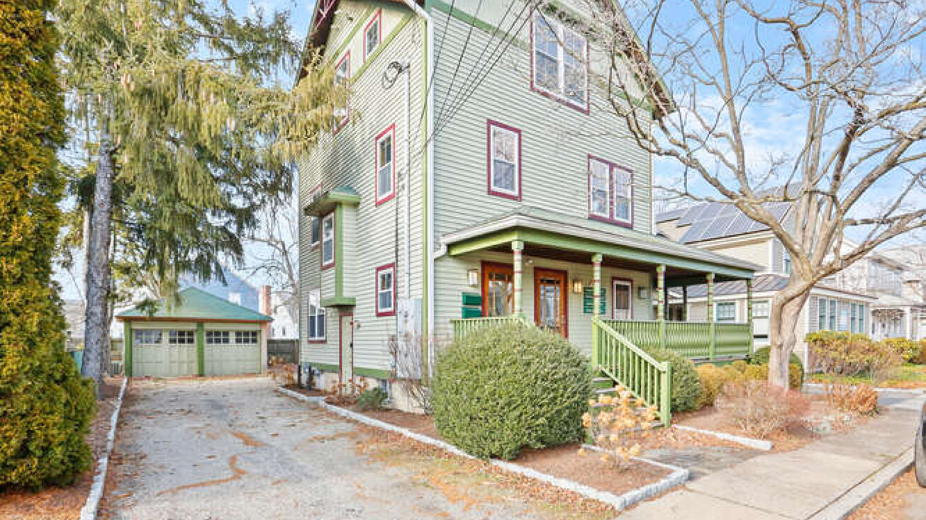 60 Thorpe St, Fairfield, CT 06824