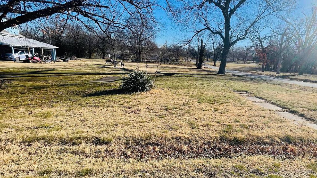 24 Commercial Way, Oswego, KS 67356