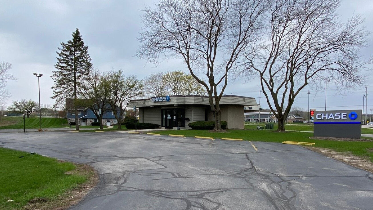 271 Summit Ave, Oconomowoc, WI 53066