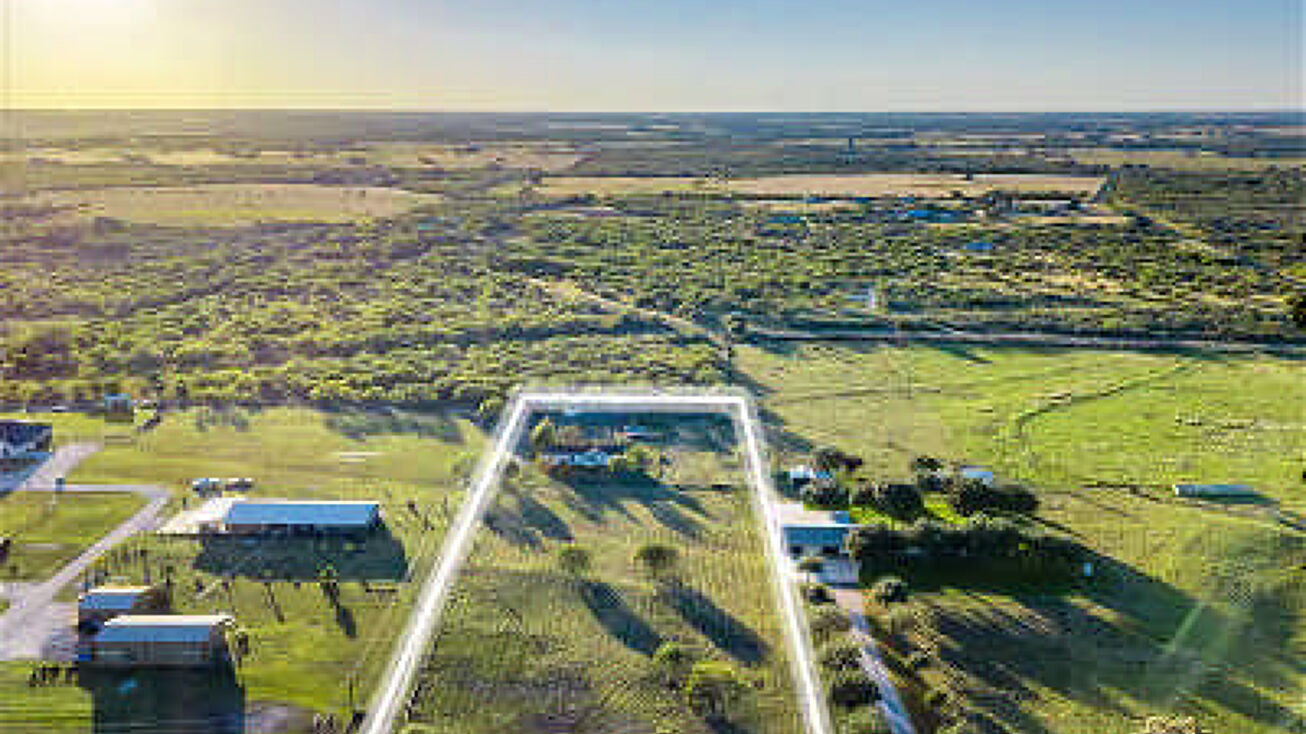 5251 Cr 211, Hobson, TX 78117