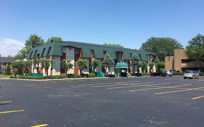 image of property at 811 OAKWOOD DR Rochester MI 48307-1360