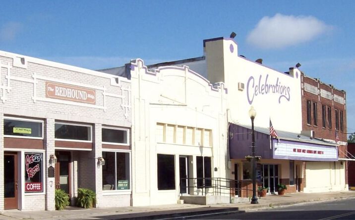 Pictures of Retail property located at 109 N 3rd St, Leesville, LA 71446 for sales - image #1