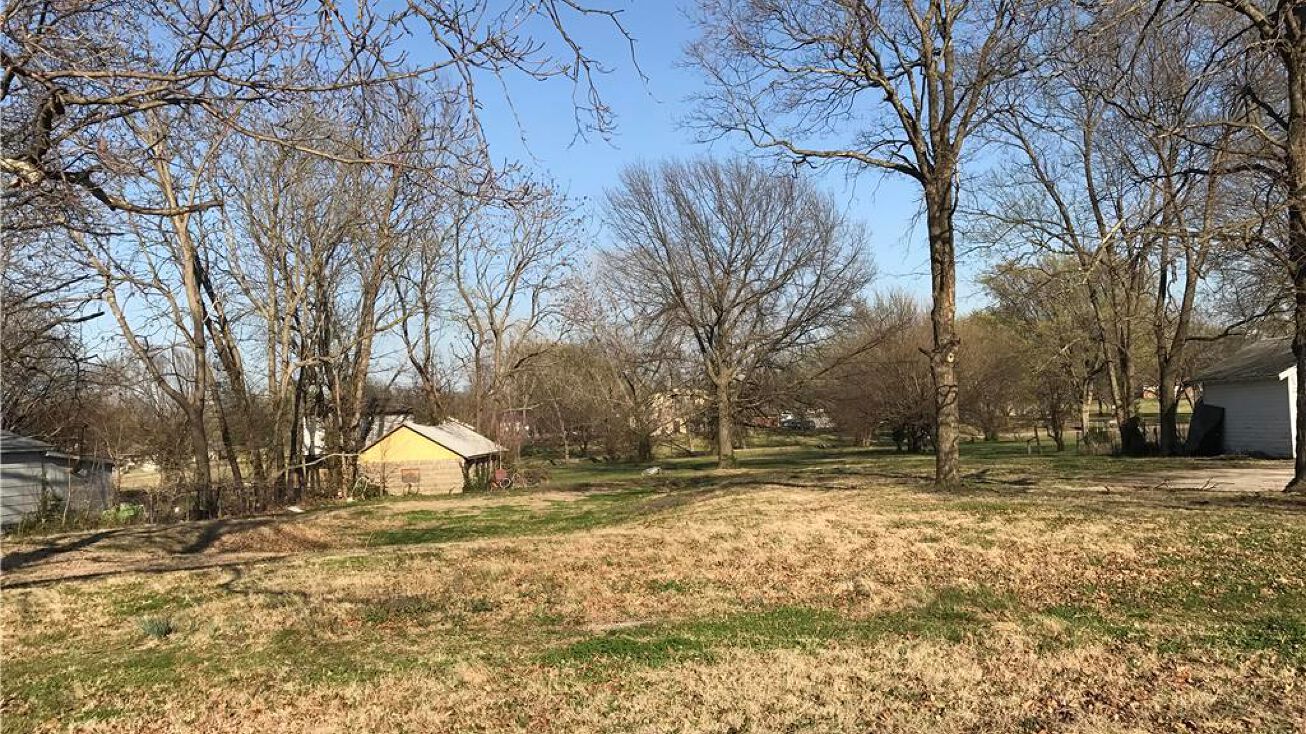 300 N Oak Street, KS 66032