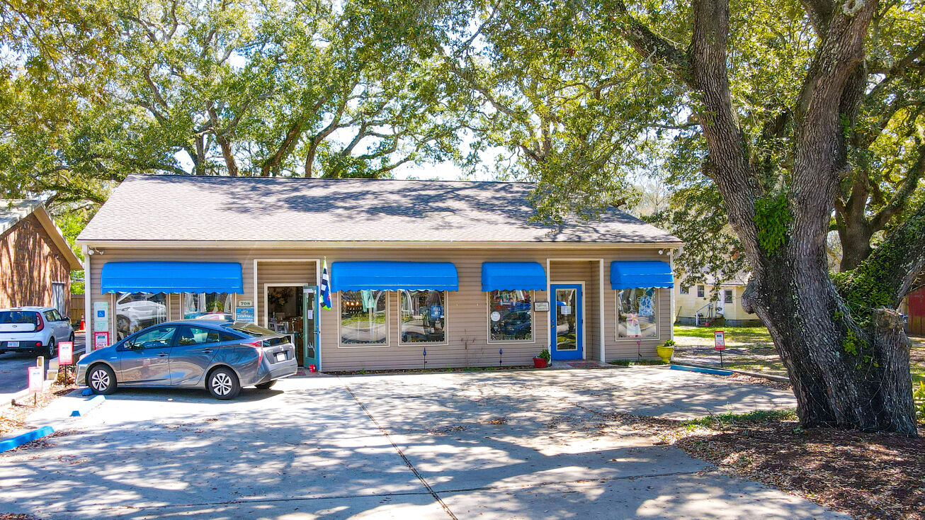 708 N Howe St, Southport, NC 28461