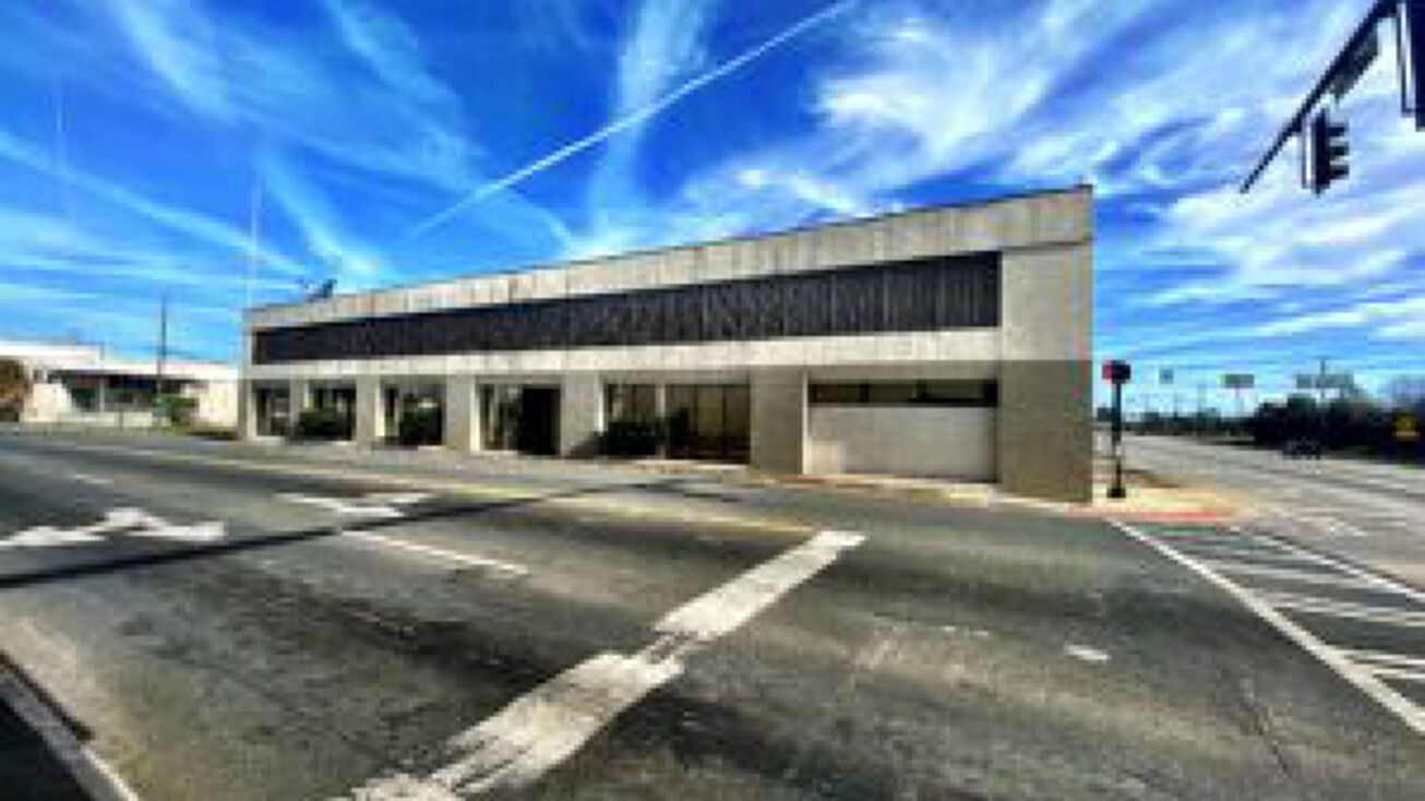 Pictures of Office property located at 600 Plant Ave, Waycross, GA 31501 for sales - image #1