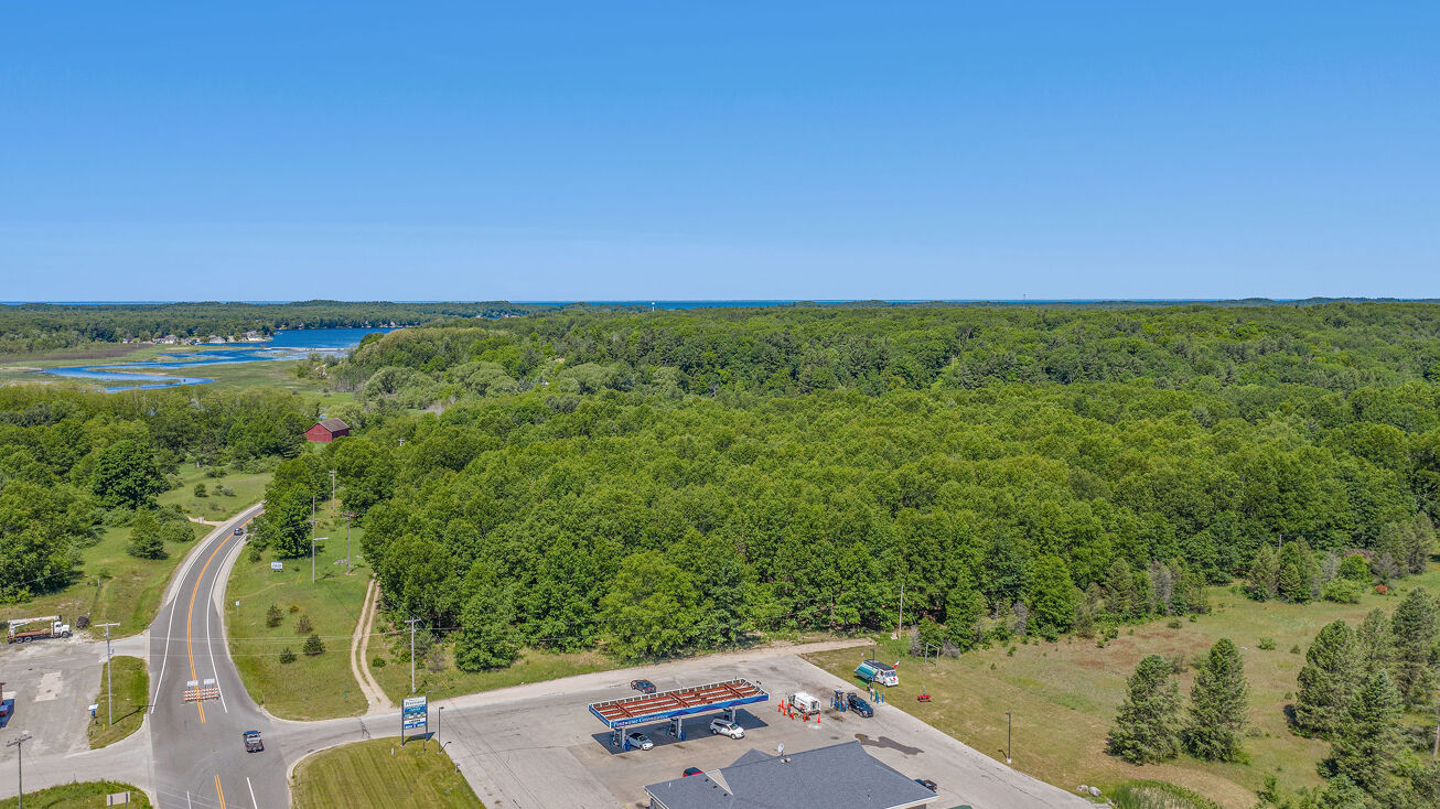 4516 W Monroe Rd, Pentwater, MI 49449