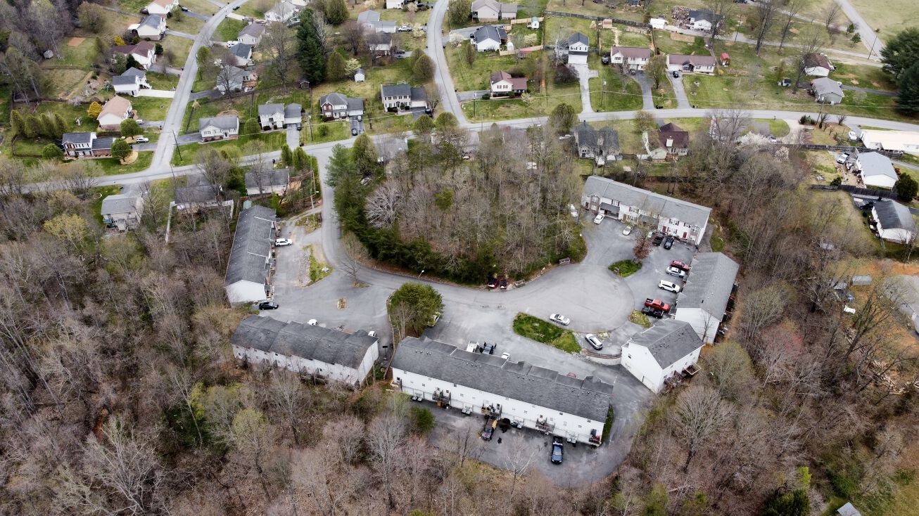 504 Ridgeview Cir, Bluff City, TN 37618