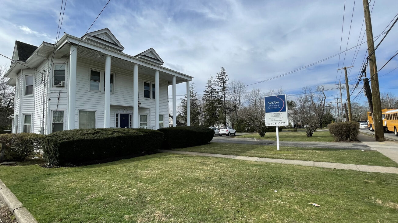 7 Pulaski Rd, East Northport, NY 11731