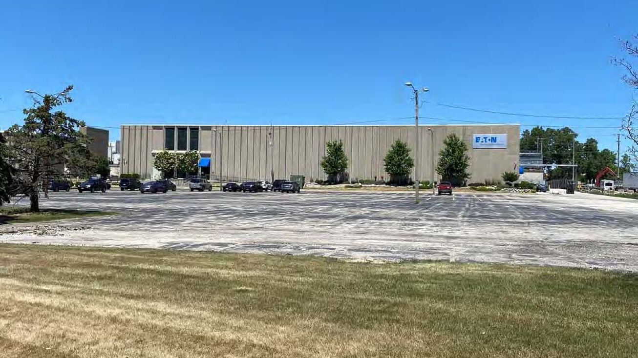 1045 Hickory St, Pewaukee, WI 53072