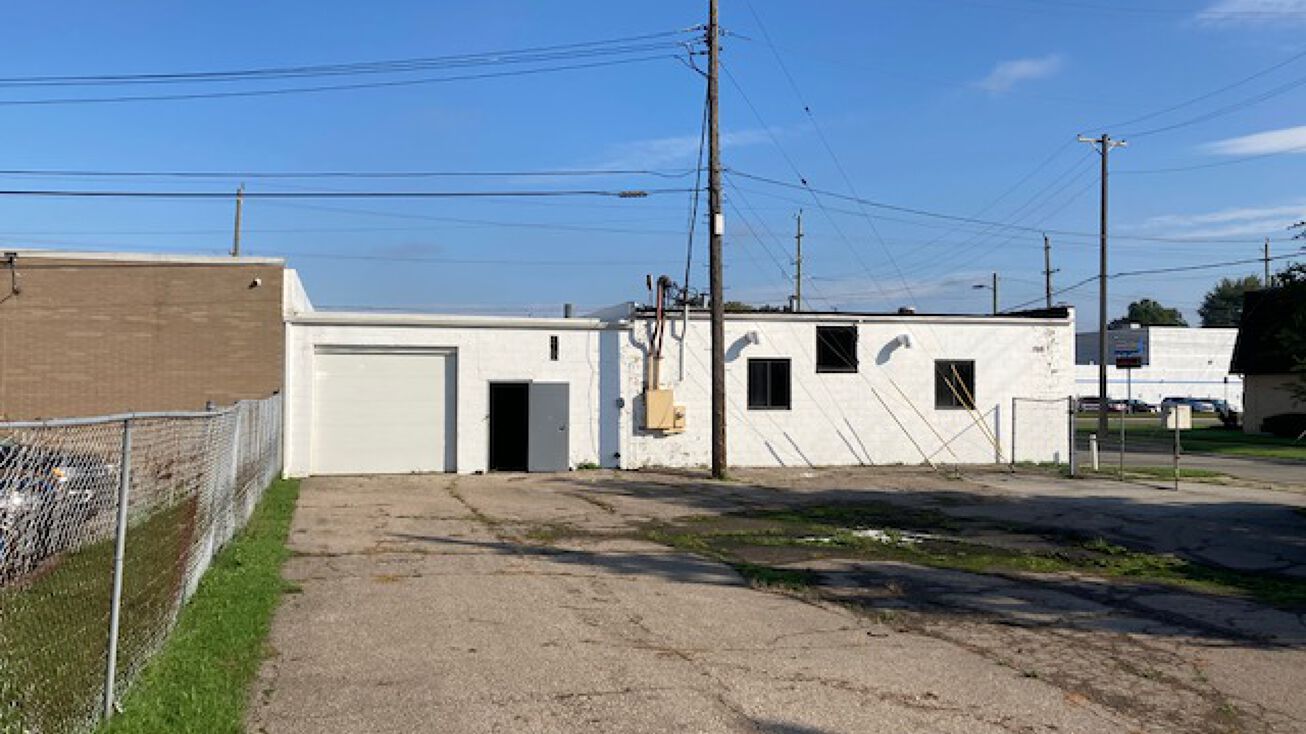 8180 E 10 Mile Rd, Center Line, MI 48015