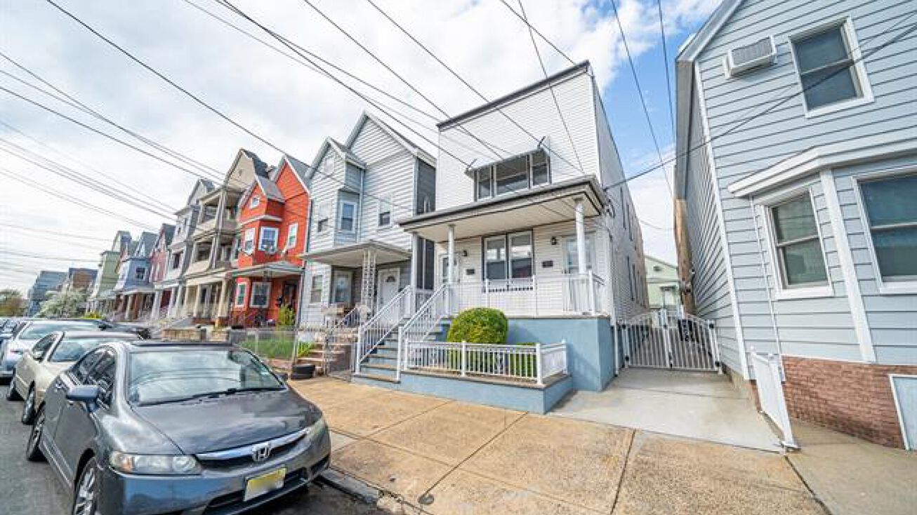 9 W 15th St, Bayonne, NJ 07002