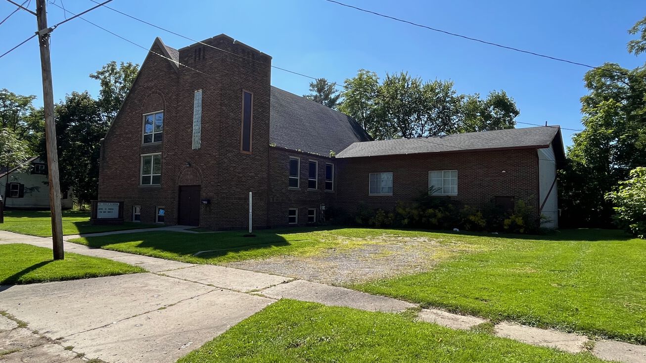 1200 Stocker Ave, Flint, MI 48503