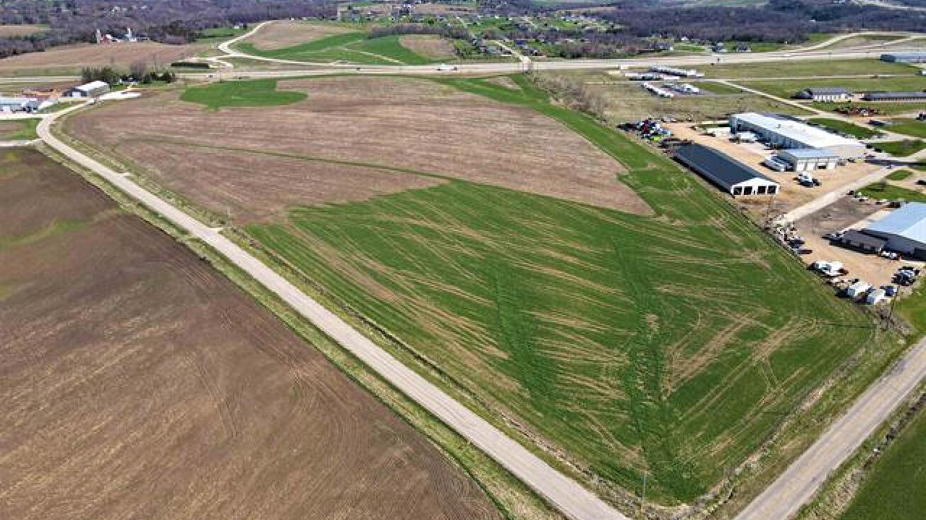 Midwest Ln, Peosta, IA 52068