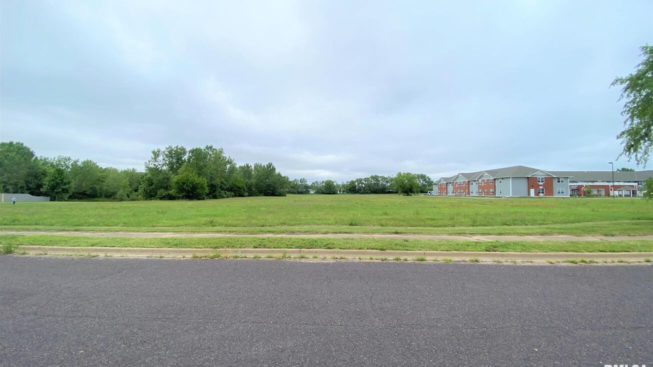 EL CAMINO Drive, Pekin, IL 61554