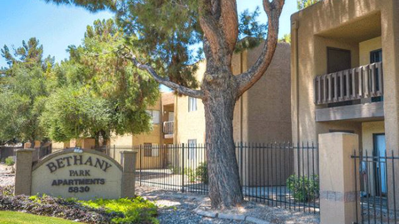 5830 North 67th Avenue, Glendale, AZ 85301