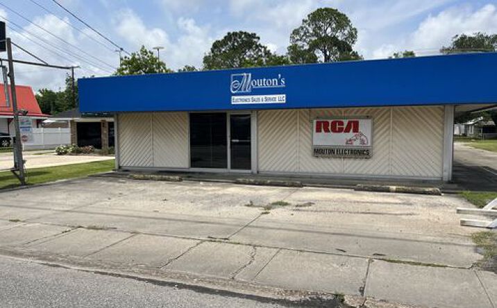 Pictures of Retail, Business for Sale property located at 1116 Center St, New Iberia, LA 70560 for sales - image #1