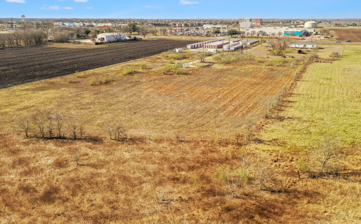 Pictures of Land property located at 4002 N Main St, Taylor, TX 76574 for sales - image #1