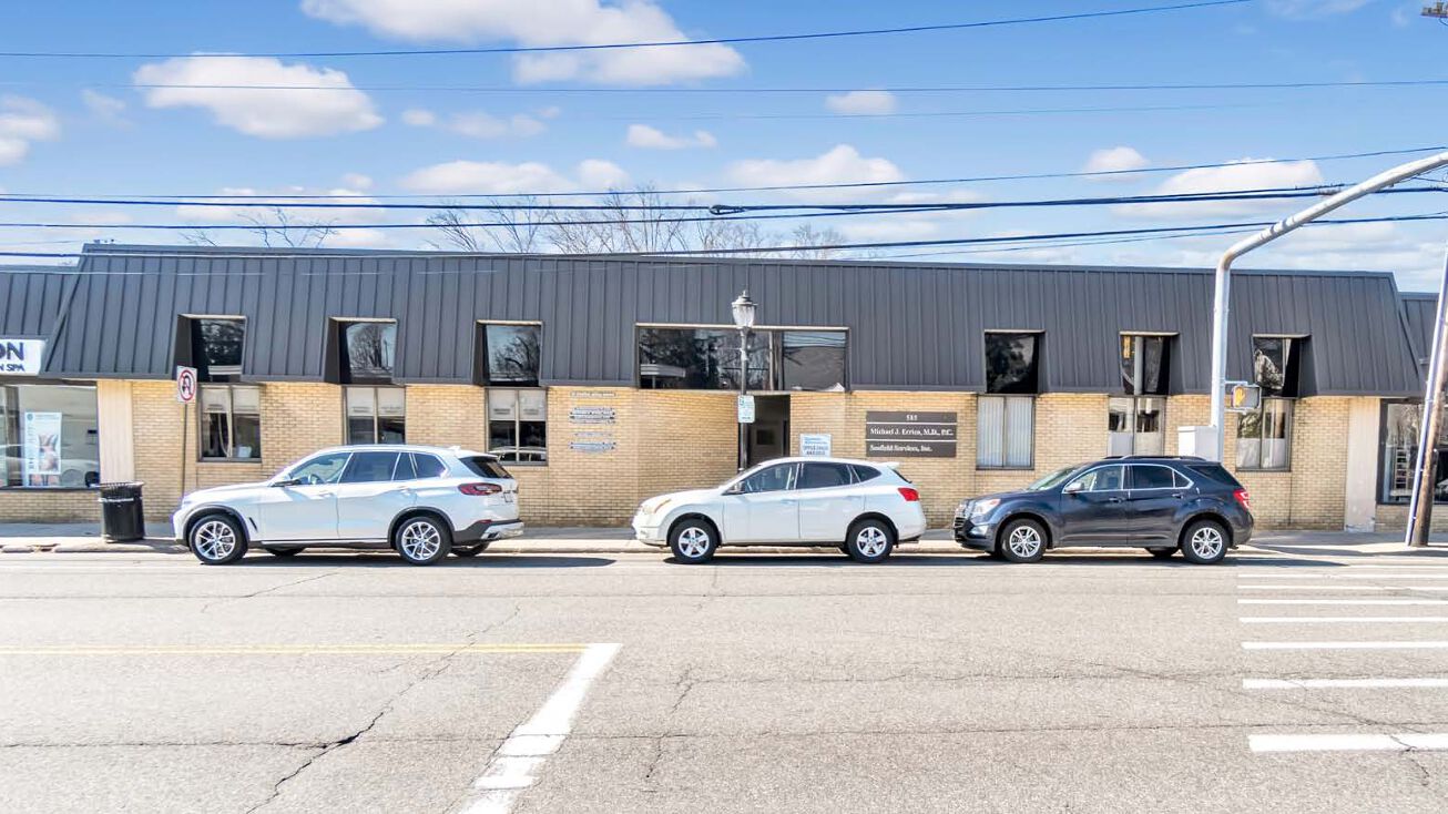 585 Plandome Rd, Manhasset, NY 11030