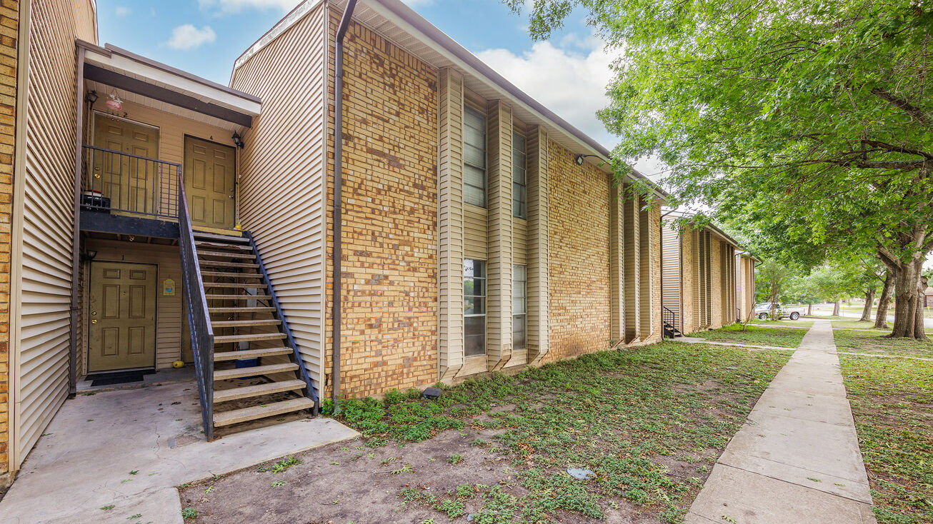 Pictures of Multifamily property located at 700 N Medina St, Lockhart, TX 78644 for sales - image #1
