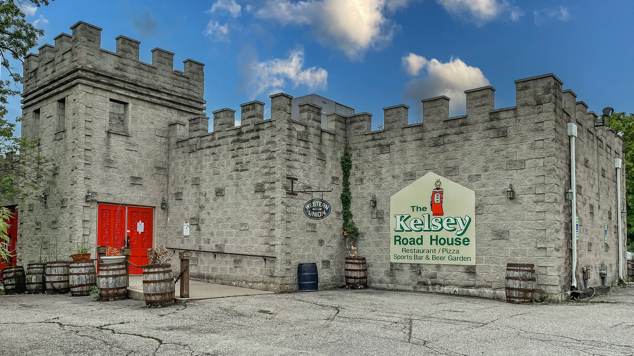 352 Kelsey Rd, Lake Barrington, IL 60010