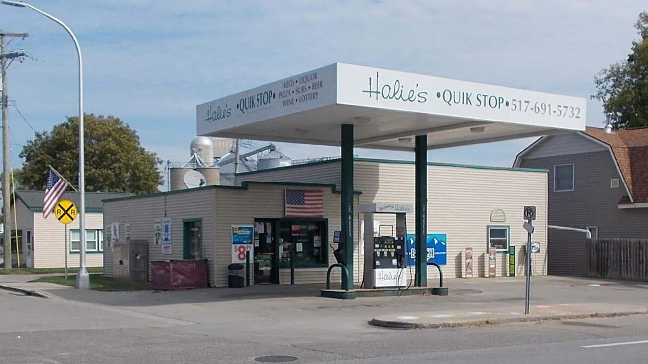 4240 Beach St, Akron, MI 48701