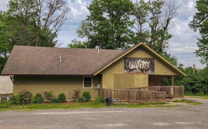 image of property at 129 N VETERANS DR Vienna IL 62995-2575