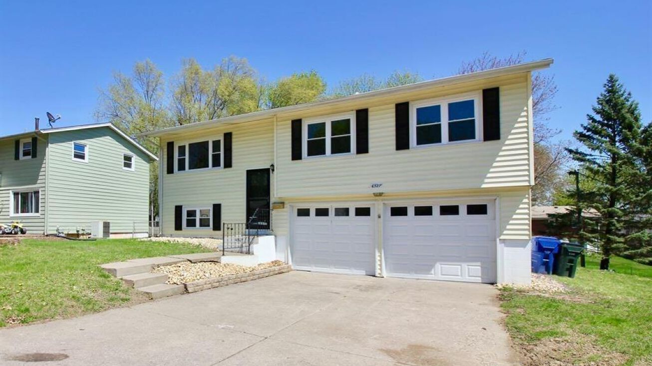 3218 FAIRHAVEN Road, Davenport, IA 52806