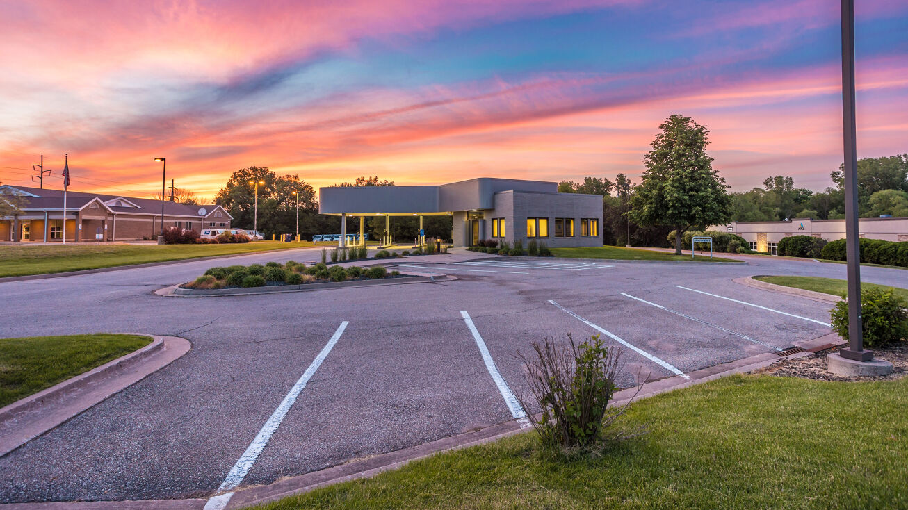 3255 99th St, Urbandale, IA 50322