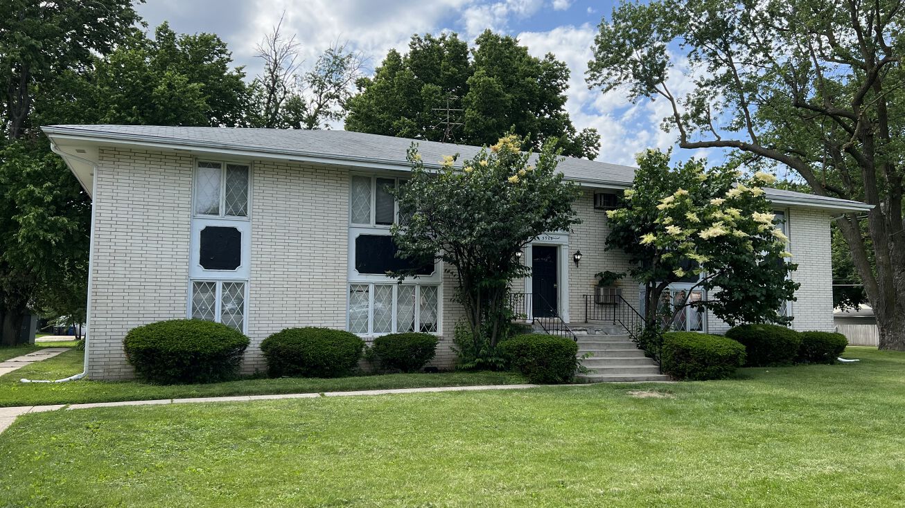 5902 Hickman Rd, Des Moines, IA 50322