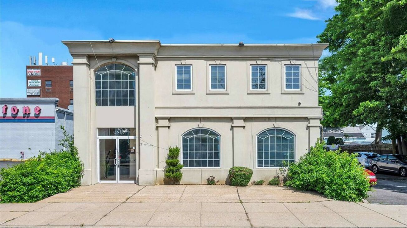 1 Center Ln, Levittown, NY 11756