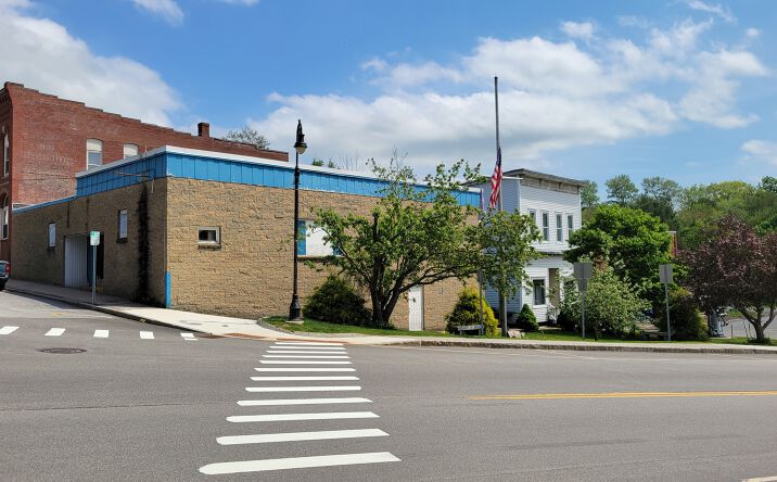 Pictures of Retail property located at 3 Glass St, Pembroke, NH 03275 for comps - image #1