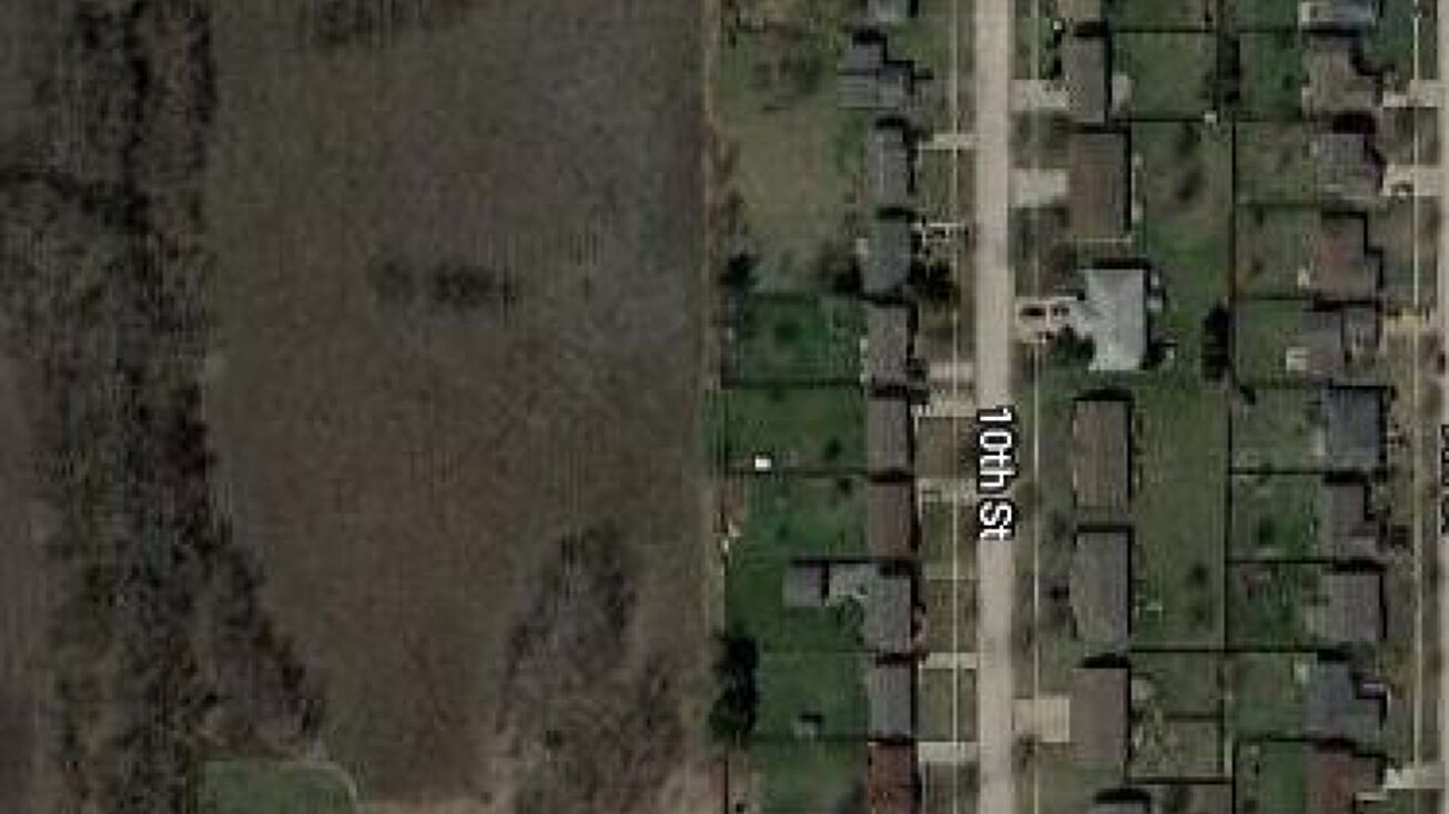 Green Meadow Ln, Harvard, IL 60033