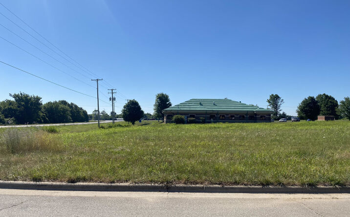 Pictures of Land property located at U.S. Route 60 & Missouri Route 39, Aurora, MO 65605 for sales - image #1