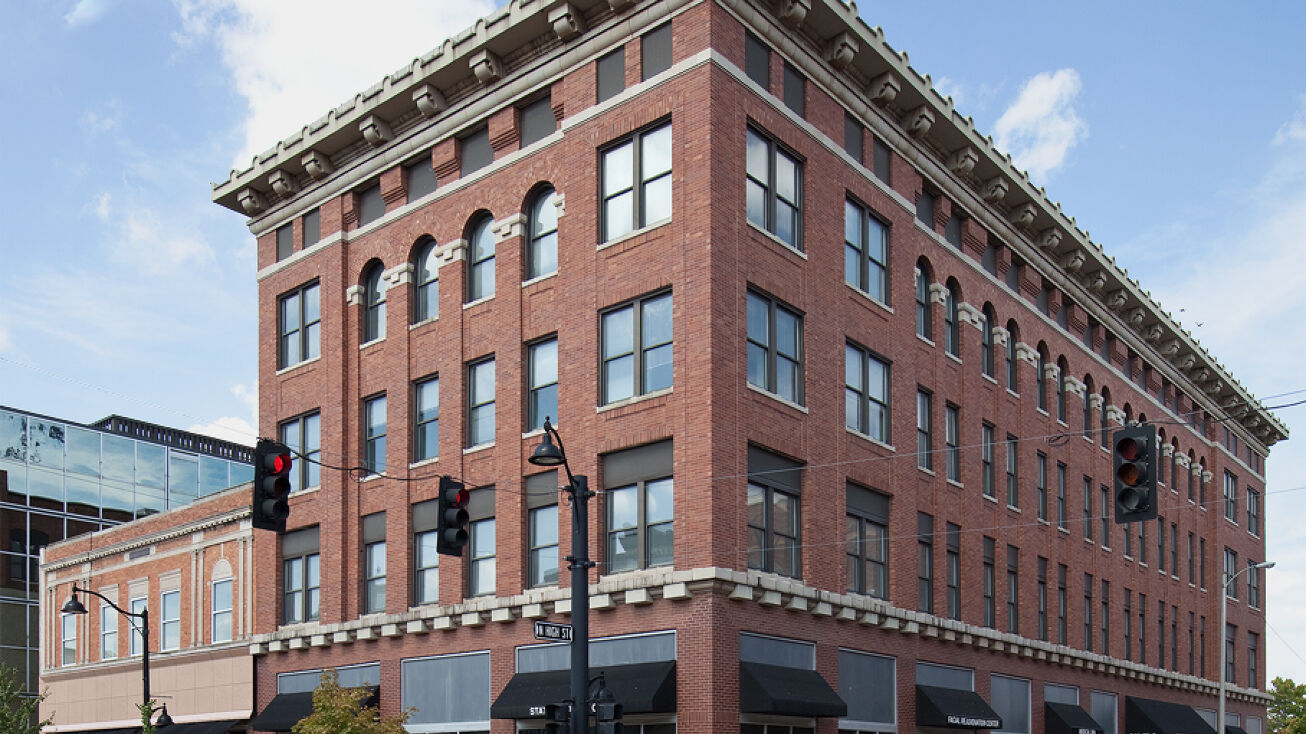 Pictures of Hospitality, Mixed Use, Multifamily, Retail property located at 7 N High St, Belleville, IL 62220 for sales - image #1