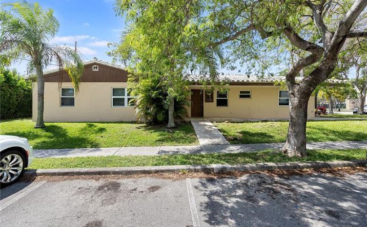 Pictures of Office property located at 16991 NE 20th Avenue, North Miami Beach, FL 33162 for comps - image #1