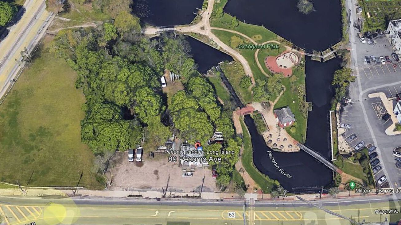 89 Peconic Ave, Riverhead, NY 11901