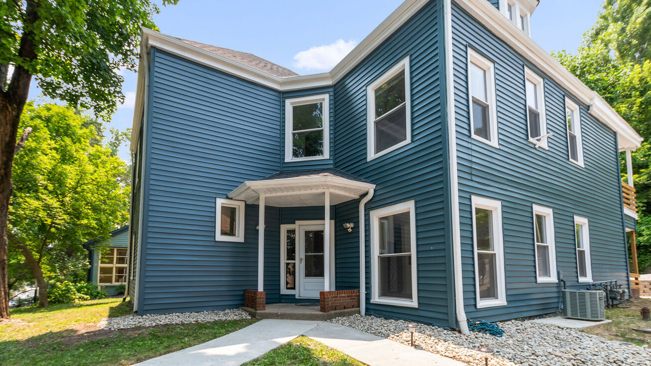 306 Main St, Parkville, MO 64152