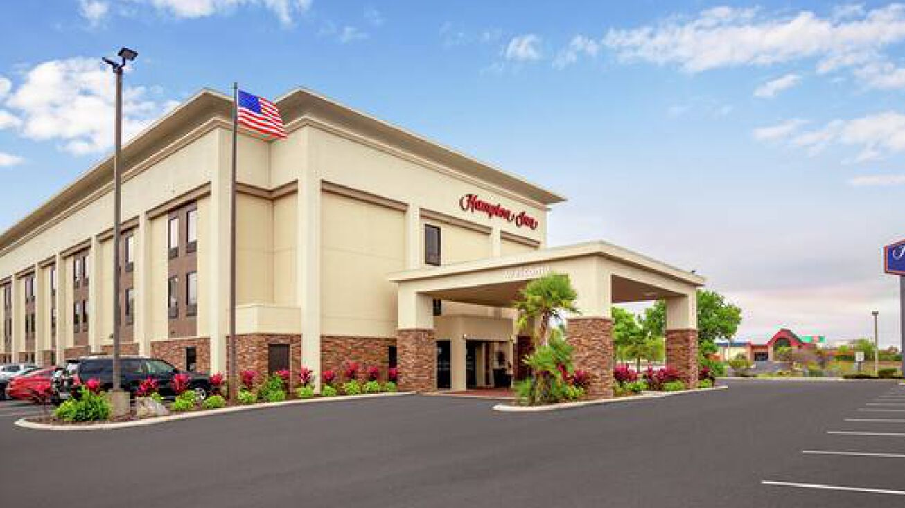 1344 Commercial Way, Spring Hill, FL 34606