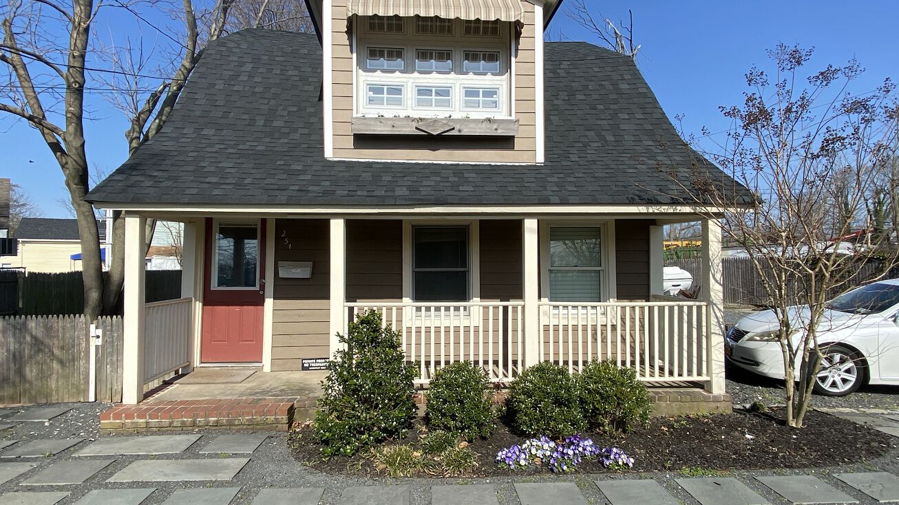 251 N Main St, Sayville, NY 11782