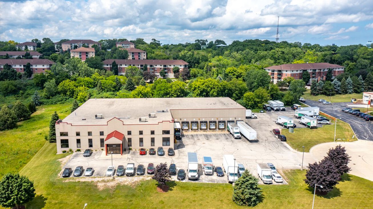 1822 Dolphin Dr, Waukesha, WI 53186