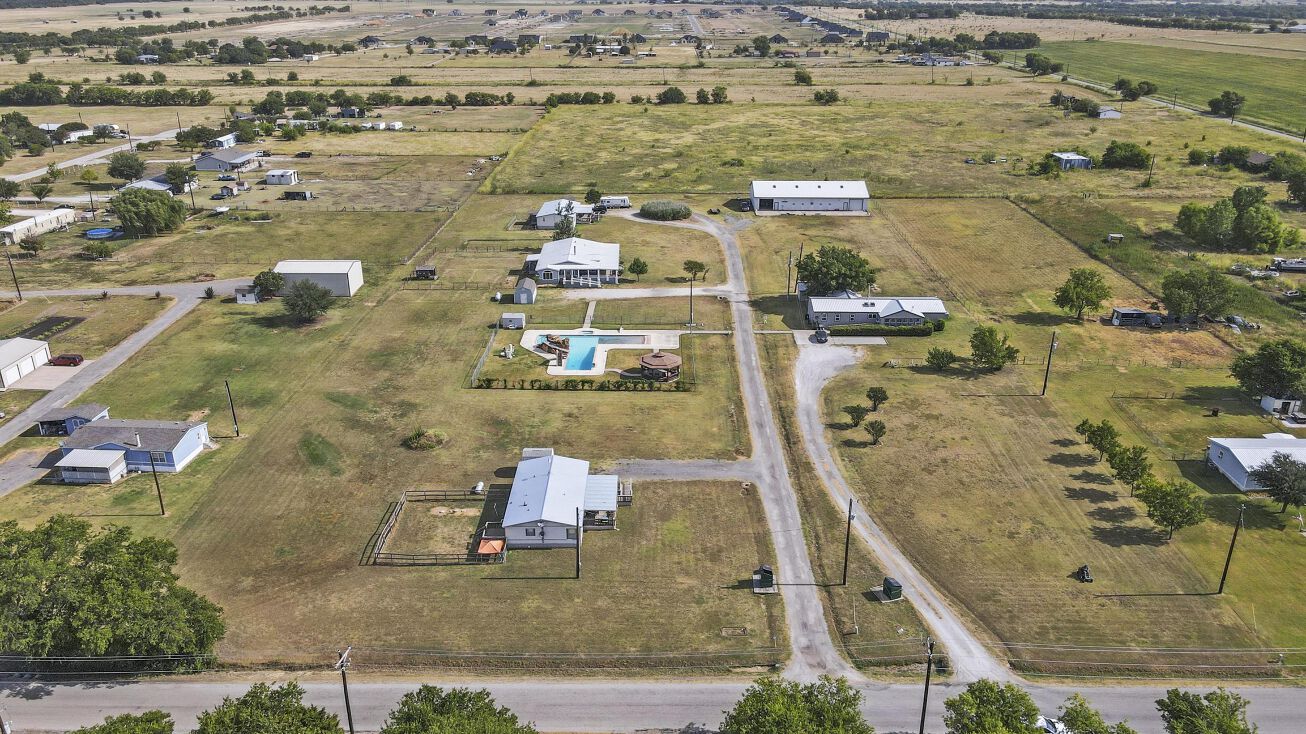 4122 Lois Rd W, Sanger, TX 76266