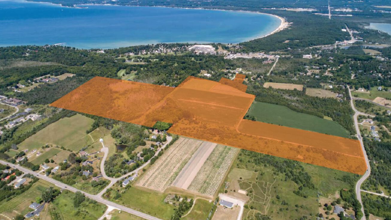 991 Cross Creek Ln, Petoskey, MI 49770